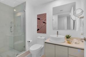 a bathroom with a toilet and a sink and a shower at Spectacular Studio Amazing Amenities Bay View in Hallandale Beach +25 photos