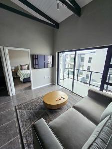 Posezení v ubytování West Coast Apartment