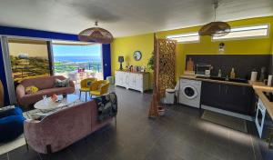 Kuchyň nebo kuchyňský kout v ubytování New Paradise - appartement avec vue Moorea