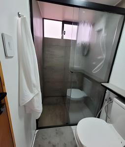 a bathroom with a glass shower and a toilet at Chalé Henri Salvador na Vinícola Reconvexo in Morro do Chapéu