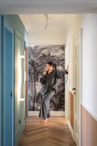mężczyzna tańczący w korytarzu z obrazem na ścianie w obiekcie Havana Premium Family Stay by Lion Apartments Sopot w mieście Sopot