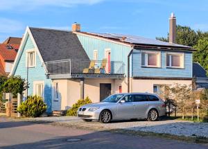 ヴィーク・アウフ・リューゲンにあるstayMA Strandhaus Wiek - Erholen Kitesurfen Wandern und Meerの家の前に駐車した白車