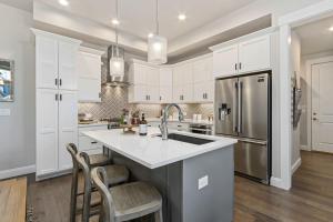 Kuchyň nebo kuchyňský kout v ubytování Colorado Modern Retreat with King Beds, Pickleball