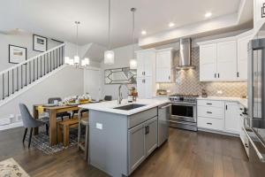 Kuchyň nebo kuchyňský kout v ubytování Colorado Modern Retreat with King Beds, Pickleball + 35 fotografií