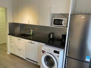 O bucătărie sau chicinetă la Centrally located apartment with 2 bedrooms and free parking +15 fotografii