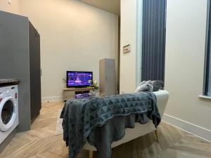 Televisyen dan/atau pusat hiburan di Central Leeds Apartment with parking available