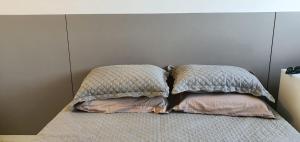 ein Bett mit zwei Kissen darauf in der Unterkunft Apartamento no Edifício Time Maceió in Maceió