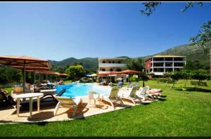 un groupe de chaises assises à côté d'une piscine dans l'établissement Irinis Garden, à Parga