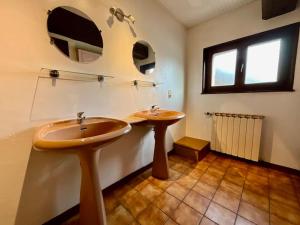 a bathroom with two sinks and two mirrors at Le Grand Ours, appartement spacieux avec terrasse in Xonrupt-Longemer +8 photos