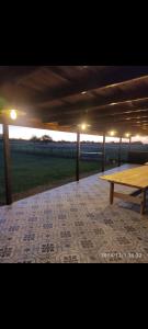 un pabellón con mesa de picnic y vistas al campo en Poyecto Laguna, en San Miguel del Monte