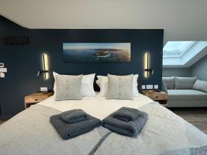 Postel nebo postele na pokoji v ubytování Uno Carbis Bay - Luxury Serviced Accommodation