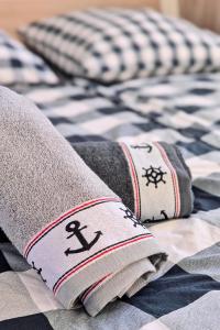 ヴィーク・アウフ・リューゲンにあるstayMA Strandhaus Wiek - Erholen Kitesurfen Wandern und Meerのベッドの上に置かれた2つの枕