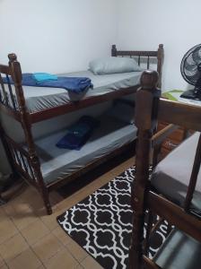 a couple of bunk beds in a room at Casinha feliz in Guaratinguetá