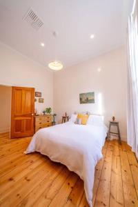 Letto o letti in una camera di Signal Cottage close to beach and Semaphore Road
