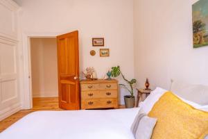 Letto o letti in una camera di Signal Cottage close to beach and Semaphore Road
