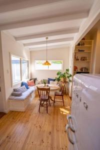 Area soggiorno di Signal Cottage close to beach and Semaphore Road