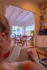 Area soggiorno di Signal Cottage close to beach and Semaphore Road