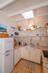 Cucina o angolo cottura di Signal Cottage close to beach and Semaphore Road