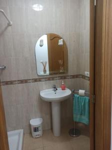 a bathroom with a sink and a mirror at Apartamento Soler Dreams Cehegín in Cehegín
