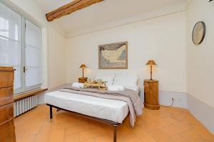 ミラノにあるLuxury Naviglio House - 10 min Cathedralのベッドルーム1室(テーブル付)