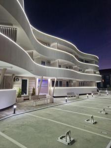 an exterior view of a building with a tennis court at Apartman Kali Srebrno jezero in Ostrovo
