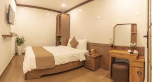Postel nebo postele na pokoji v ubytování Khai Ngoc Hotel Da Lat City