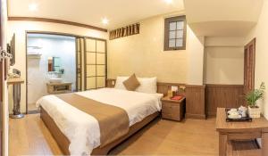 Postel nebo postele na pokoji v ubytování Khai Ngoc Hotel Da Lat City