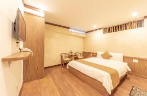 Postel nebo postele na pokoji v ubytování Khai Ngoc Hotel Da Lat City