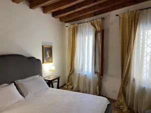 sypialnia z łóżkiem i oknem w obiekcie Sara in Venice w Wenecji
