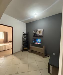 TV a/nebo společenská místnost v ubytování Casa com 2 quartos perto do Buritis