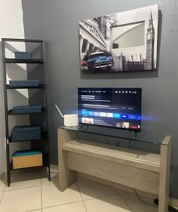 TV a/nebo společenská místnost v ubytování Casa com 2 quartos perto do Buritis