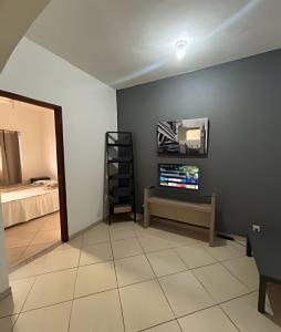 TV a/nebo společenská místnost v ubytování Casa com 2 quartos perto do Buritis + 28 fotografií