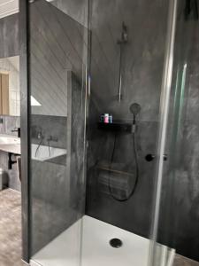 Bilik mandi di Einfamilienhaus unterm Dach +5 gambar