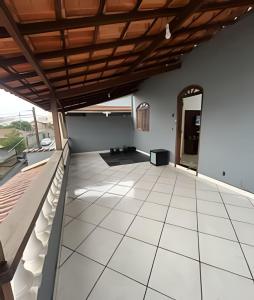 Zimmer mit Balkon und Holzdecke in der Unterkunft Bela casa 3 quartos perto do Buritis in Belo Horizonte