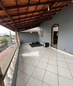 Zimmer mit Fliesenboden und Holzdecke in der Unterkunft Bela casa 3 quartos perto do Buritis in Belo Horizonte