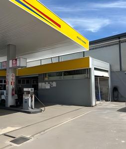 a gas station with a gas pump at Bela casa 3 quartos perto do Buritis in Belo Horizonte