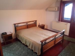 um quarto com uma cama num quarto com uma janela em Pensiunea Doina & Jenő em Târgu-Mureş