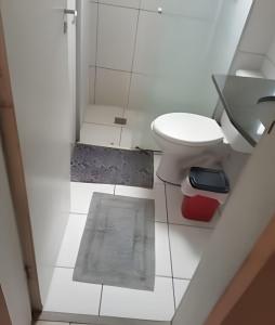 a small bathroom with a toilet and a sink at Apto no térreo com 2 quartos in Belo Horizonte +21 photos