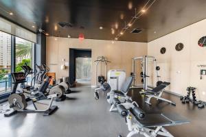 un gimnasio con varias cintas de correr y máquinas de cardio en Amazing Family Studio at Beachwalk on Hallandale, en Hallandale Beach