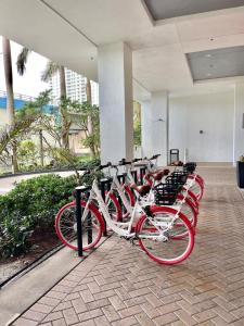 una fila de bicicletas estacionadas en un edificio en Amazing Family Studio at Beachwalk on Hallandale, en Hallandale Beach 12 fotos más
