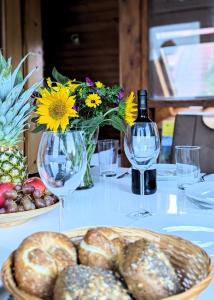 ヴィーク・アウフ・リューゲンにあるstayMA Strandhaus Wiek - Erholen Kitesurfen Wandern und Meerのテーブル(ワイン1本、パンバスケット付)