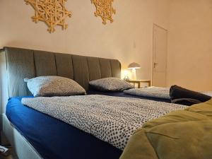 Postel nebo postele na pokoji v ubytování Downtown Gem Rooms + 30 fotografií