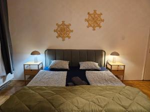 Postel nebo postele na pokoji v ubytování Downtown Gem Rooms