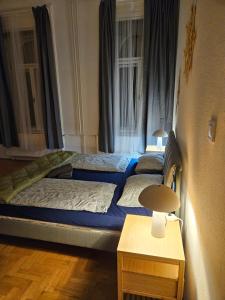 Postel nebo postele na pokoji v ubytování Downtown Gem Rooms