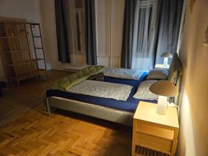 Postel nebo postele na pokoji v ubytování Downtown Gem Rooms