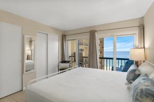 巴拿马城海滩Lazy Days Cabana at Pinnacle Port A-540的一间带床的卧室，可欣赏海景