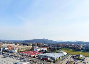 ヴァウブジフにあるApartament Książęca Góraの駐車場のある都市の航空写真