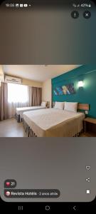 una camera d'albergo con due letti di Hotel Resort 2025 a Olímpia