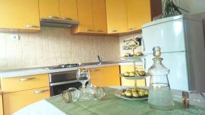 Kuchyň nebo kuchyňský kout v ubytování Apartments Mira