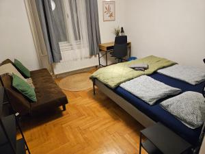Postel nebo postele na pokoji v ubytování Downtown Gem Rooms